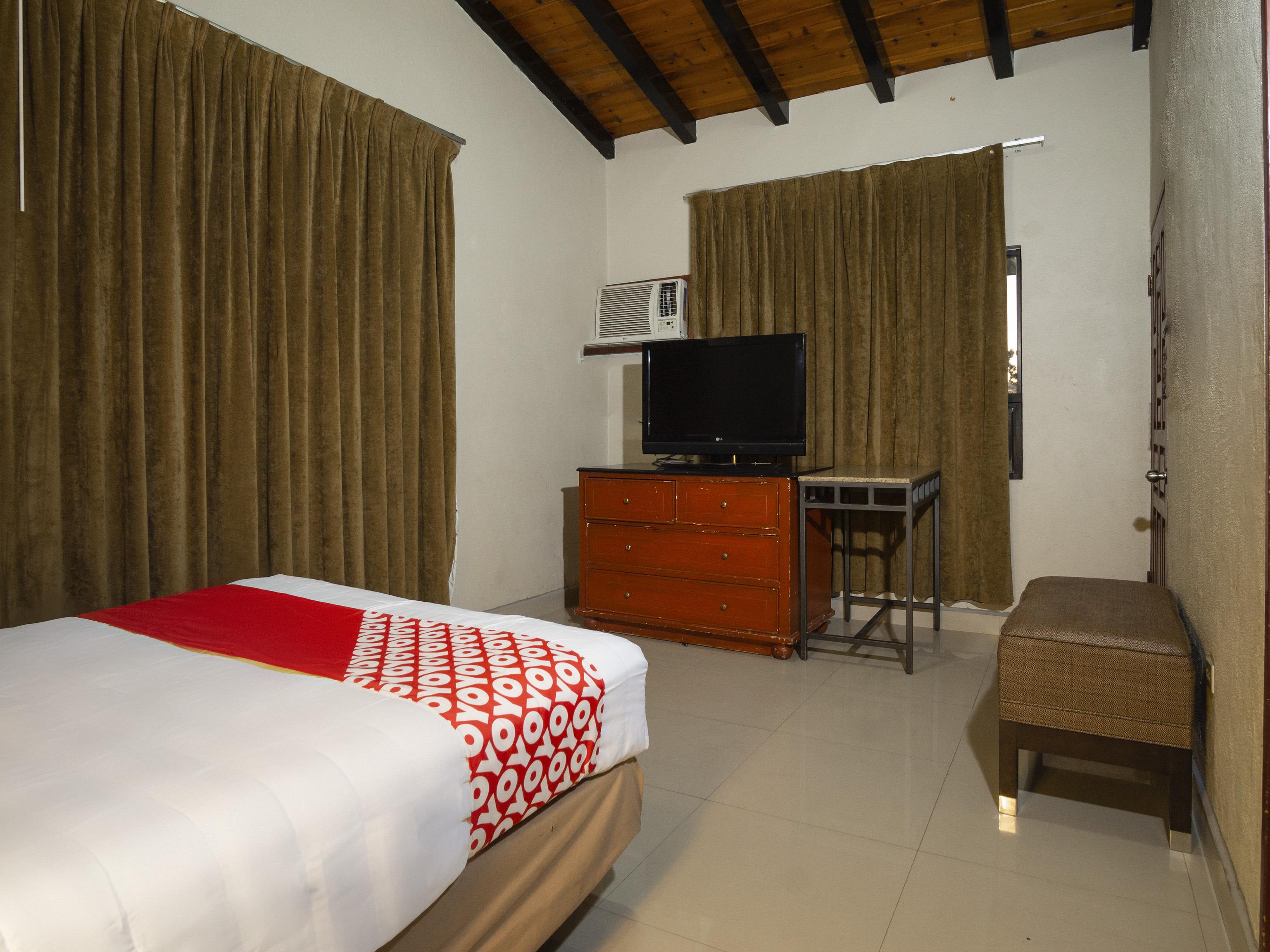 Oyo Hotel Hacienda Don Luis, Росарито Экстерьер фото A bedroom at the hotel