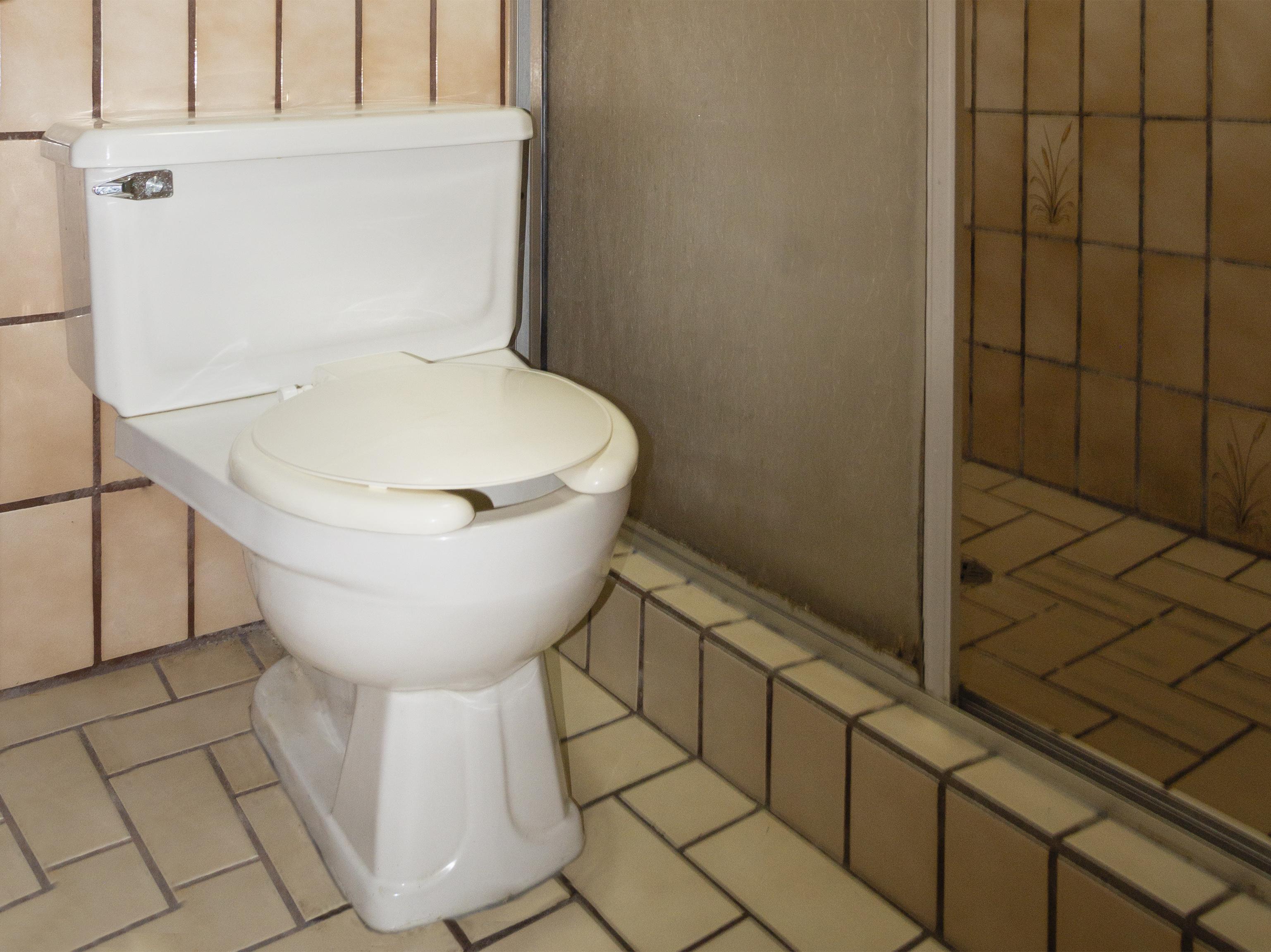 Oyo Hotel Hacienda Don Luis, Росарито Экстерьер фото A modern western toilet