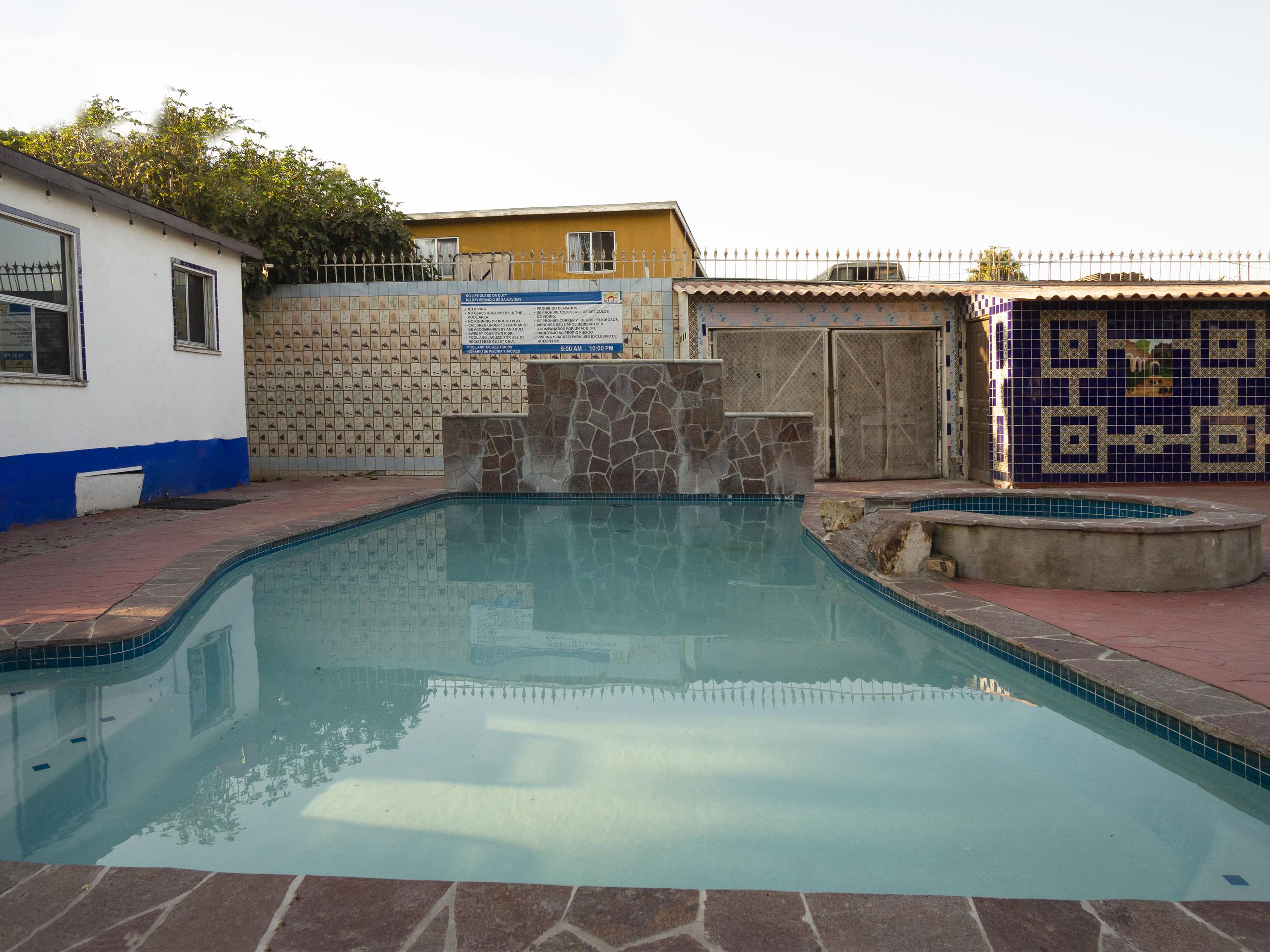 Oyo Hotel Hacienda Don Luis, Росарито Экстерьер фото A swimming pool in a house in Soweto, South Africa